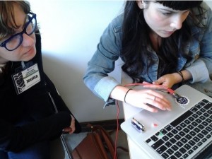 Tinkering with tangible technology: FemDH students programming an Arduino
